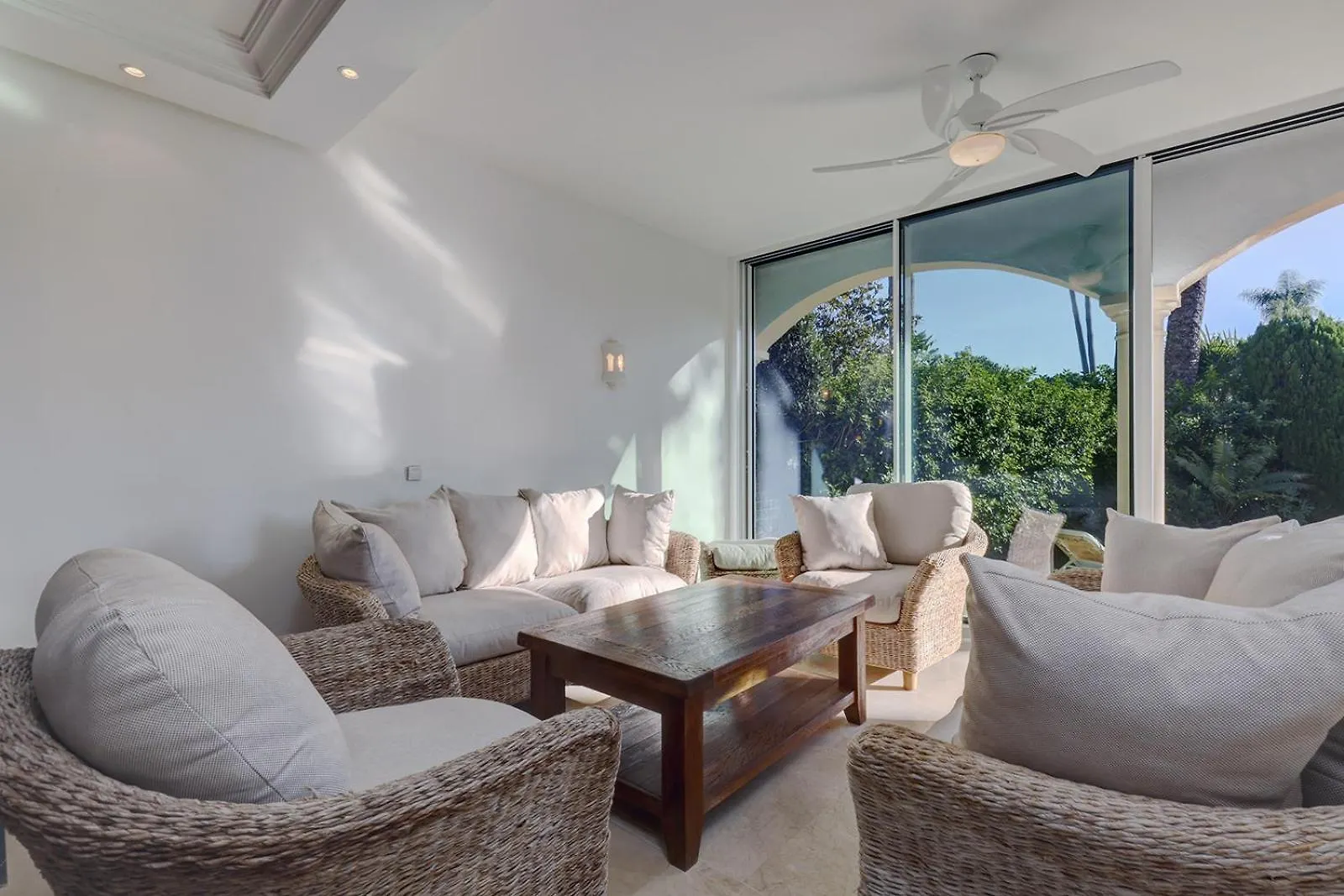 Large Ground Floor Apartment With Private Garden And Beach Access Estepona 0*,  Spain