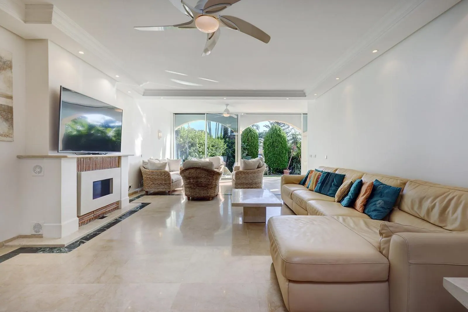 Large Ground Floor Apartment With Private Garden And Beach Access Estepona Holiday home
