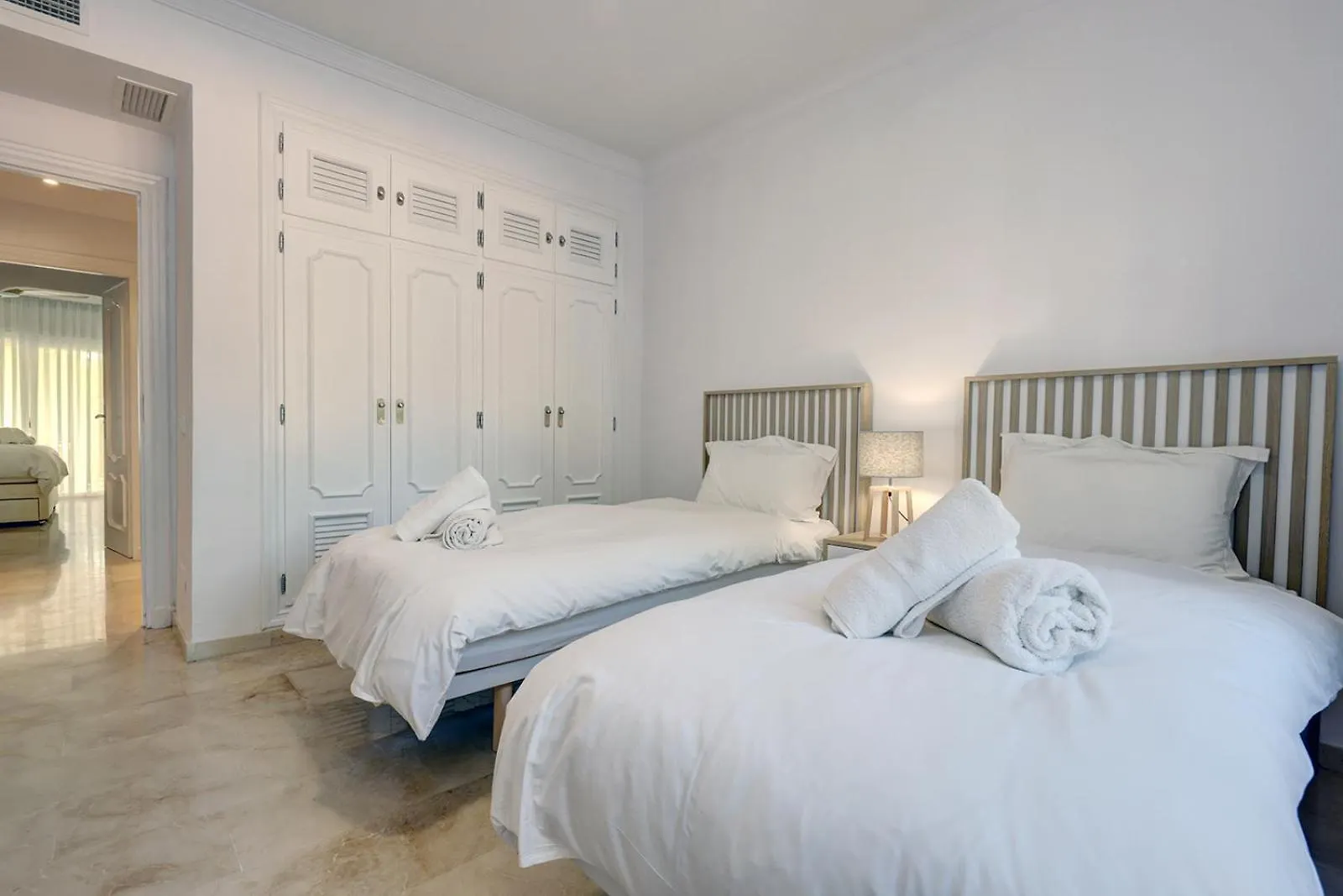 Large Ground Floor Apartment With Private Garden And Beach Access Estepona 0*,